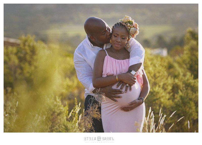 Romantic maternity photos in fynbos veld