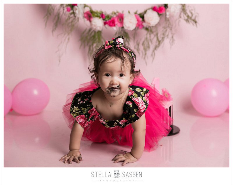 Studio cake smash photo shoot with florals and balloons