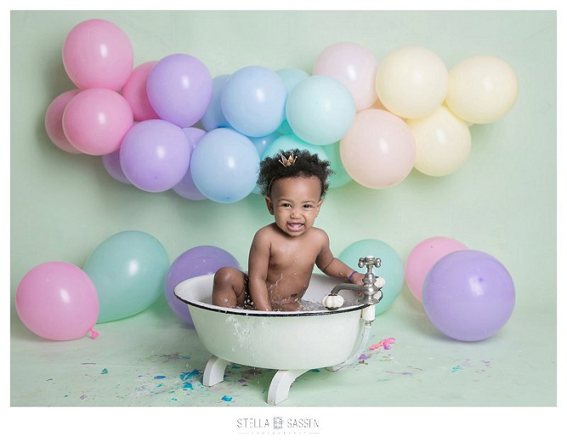 cake smash with one year old baby with balloon arch